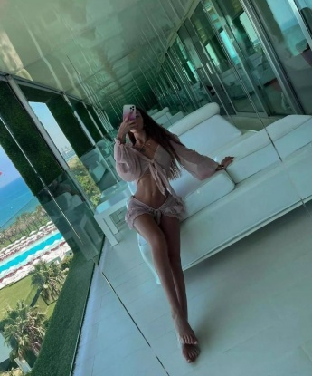 Молодая, страстная и ненасытная красотка. Готова исполнить твои самые сокровенные желания. Приятное общение и незабываемый опыт гарантированы. Позволь себе немного отрешиться и окунуться в мир наслаждения и страсти. 1320, 28 лет